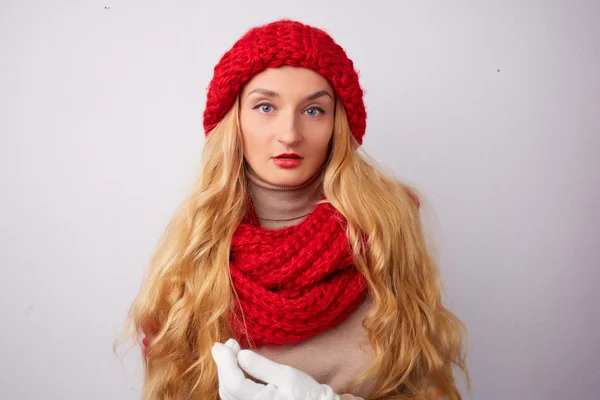 Frau mit rotem Hut und Schal — Stockfoto