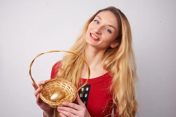 Жінка тримає кошик з пасхальним яйцем — стокове фото