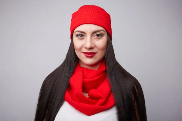 Mulher morena em cachecol vermelho e chapéu — Fotografia de Stock