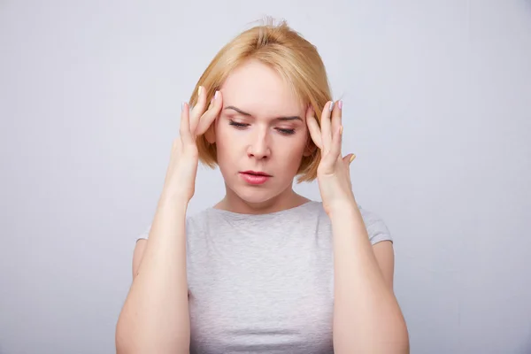 若いブロンドの女性頭痛 — ストック写真