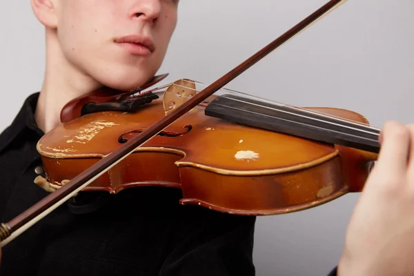 Homem tocando violino — Fotografia de Stock