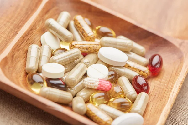 Diferentes píldoras y suplementos — Foto de Stock