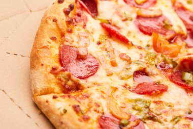 Sosis ile lezzetli Pizza