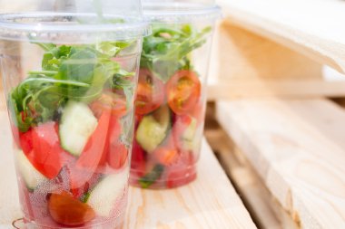 Taze lezzetli paket servisi olan restoran salata 