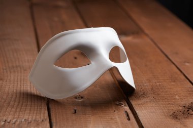 Beyaz Venedik Maske masaya