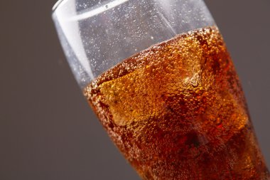 Viski kola ve buz ile 