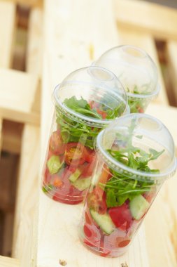 Taze lezzetli paket servisi olan restoran salata 