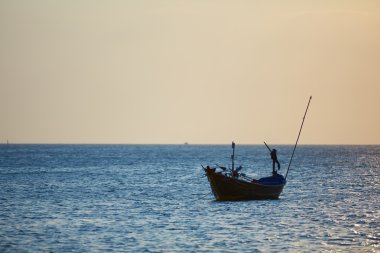 Gün batımında balıkçı tekneleri Denizi 
