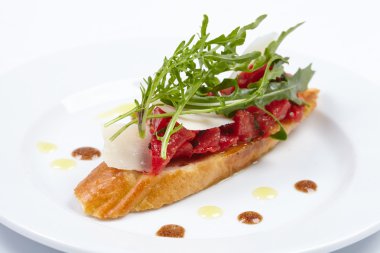 Beyaz tabakta lezzetli bruschetta