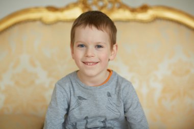 gülümseyen güzel çocuk