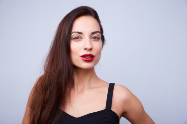 uzun saçlı seksi esmer 