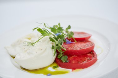 meze domates ve peynir ile