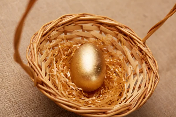 金黄色的蛋在篮子里 — 图库照片