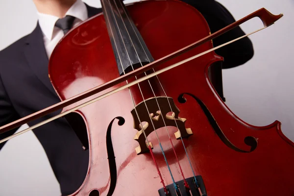 Jovem tocando violoncelo — Fotografia de Stock