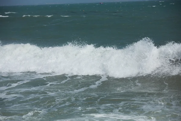 Plage tropicale de l'océan avec vagues — Photo