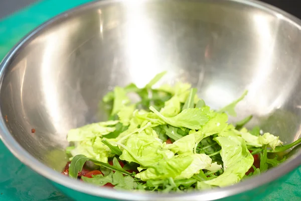 Insalata di verdure in grande ciotola — Foto Stock