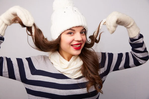 Menina de chapéu branco e cachecol — Fotografia de Stock