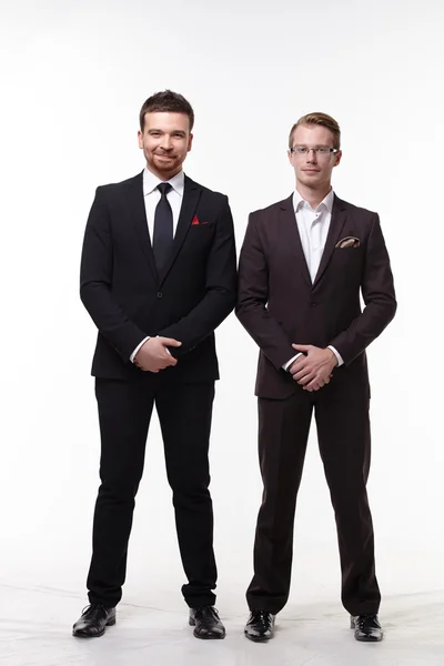 Dos jóvenes hombres de negocios elegantes — Foto de Stock