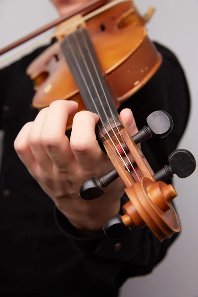 Homem tocando violino — Fotografia de Stock