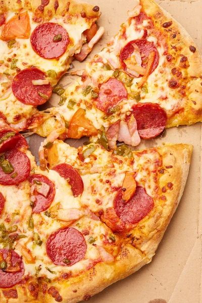 Leckere Pizza mit Würstchen — Stockfoto