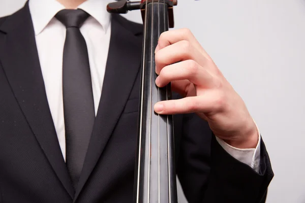 Jovem tocando violoncelo — Fotografia de Stock