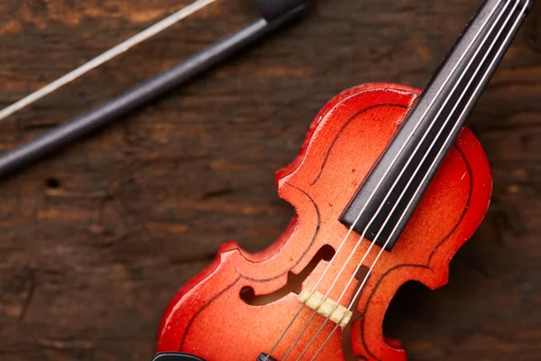 Violino em fundo de madeira — Fotografia de Stock