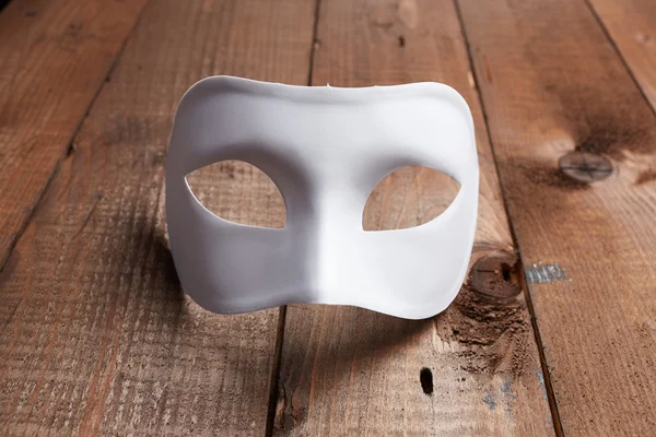 Maska wenecka biała na stole — Zdjęcie stockowe