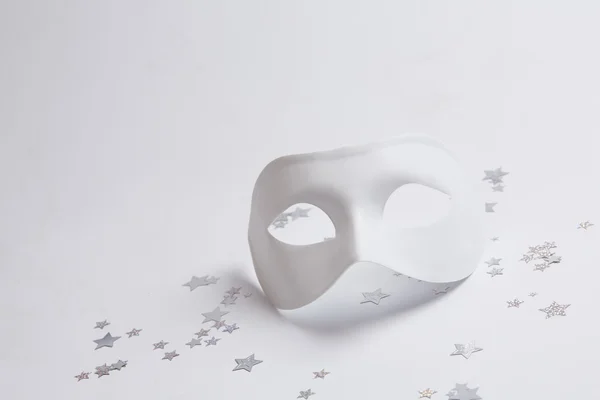 Weiße venezianische Maske und dekorative Sterne — Stockfoto