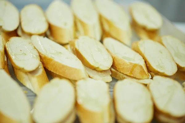 Baguette fresca en rodajas —  Fotos de Stock