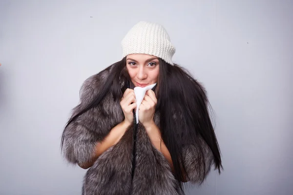 Brunette vrouw in een bontjas — Stockfoto