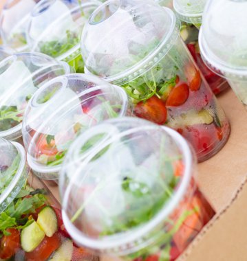 Taze lezzetli paket servisi olan restoran salata 