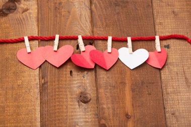 Sevgililer günü arka plan üzerinde clothespins Kalpler