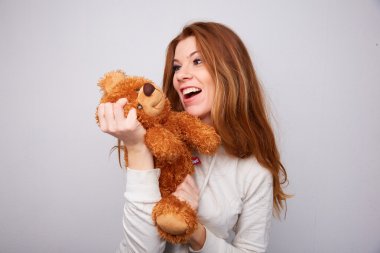 Güzel kız oyuncak ayı tatili