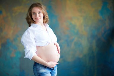 Stüdyoda hamile bir kadın