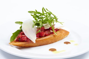 Beyaz tabakta lezzetli bruschetta