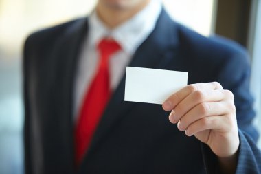 iş kartı veren işadamı