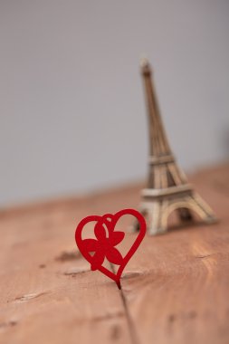 Eyfel Kulesi ve Sevgililer günü kalpleri