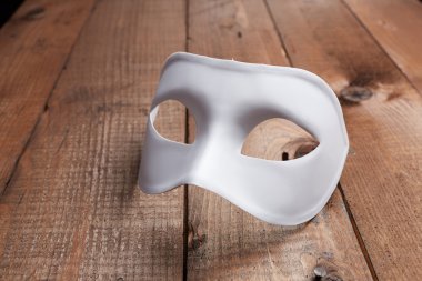 Beyaz Venedik Maske masaya