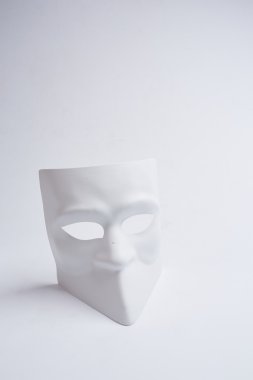 Beyaz bir arka plan üzerinde beyaz Venedik Maske