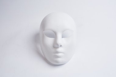 Beyaz bir arka plan üzerinde beyaz Venedik Maske