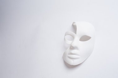 Beyaz bir arka plan üzerinde beyaz Venedik Maske