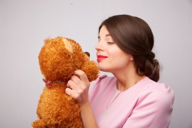 Oyuncak ayılı genç bir kadın.