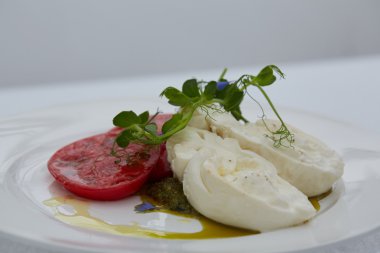 meze domates ve peynir ile