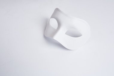 Beyaz bir arka plan üzerinde beyaz Venedik Maske