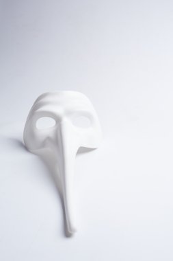 Beyaz bir arka plan üzerinde beyaz Venedik Maske