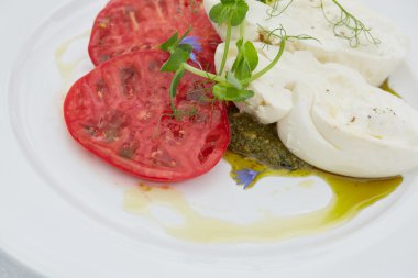 meze domates ve peynir ile