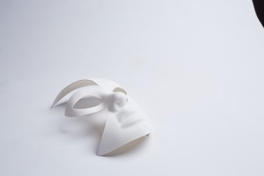 Beyaz bir arka plan üzerinde beyaz Venedik Maske