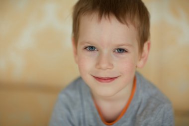 gülümseyen güzel çocuk