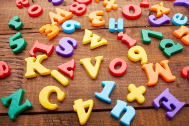 ahşap masa üzerindeki manyetik harfler