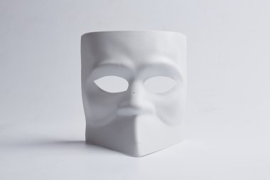 Beyaz bir arka plan üzerinde beyaz Venedik Maske